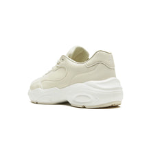Load image into Gallery viewer, AKIII CLASSIC Praha Sneaker Shoucream Cheese