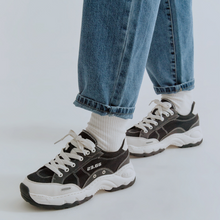 Load image into Gallery viewer, 23.65 V2 Vebe Sneakers Black