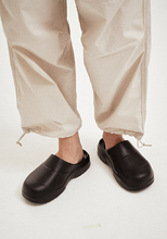 Load image into Gallery viewer, 23.65 Baguette Rubber Clogs Black
